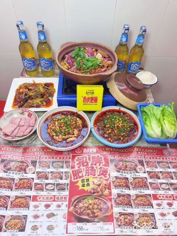 毕业季就该约上小伙伴来吃肥肠鸡煲庆祝呀！