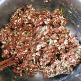 肉馅里的用料就根据自己的口味来定了，我喜欢放蚝油