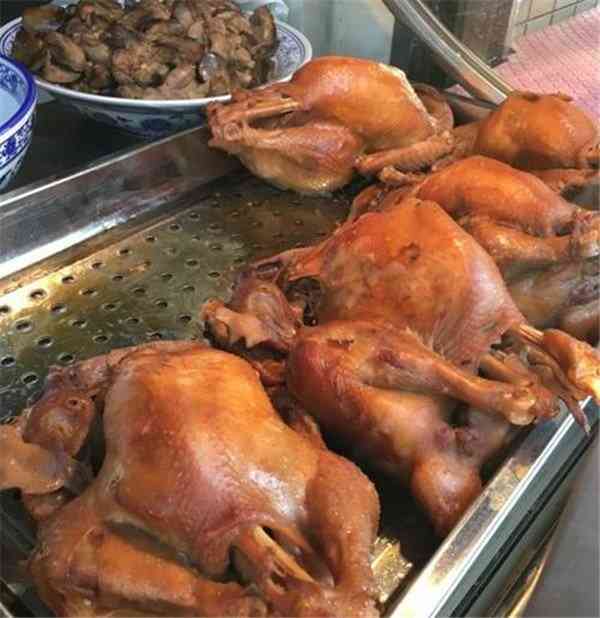 老孙记烧鸡-"今天是周六,有亲戚要到我家来,我去到外面.