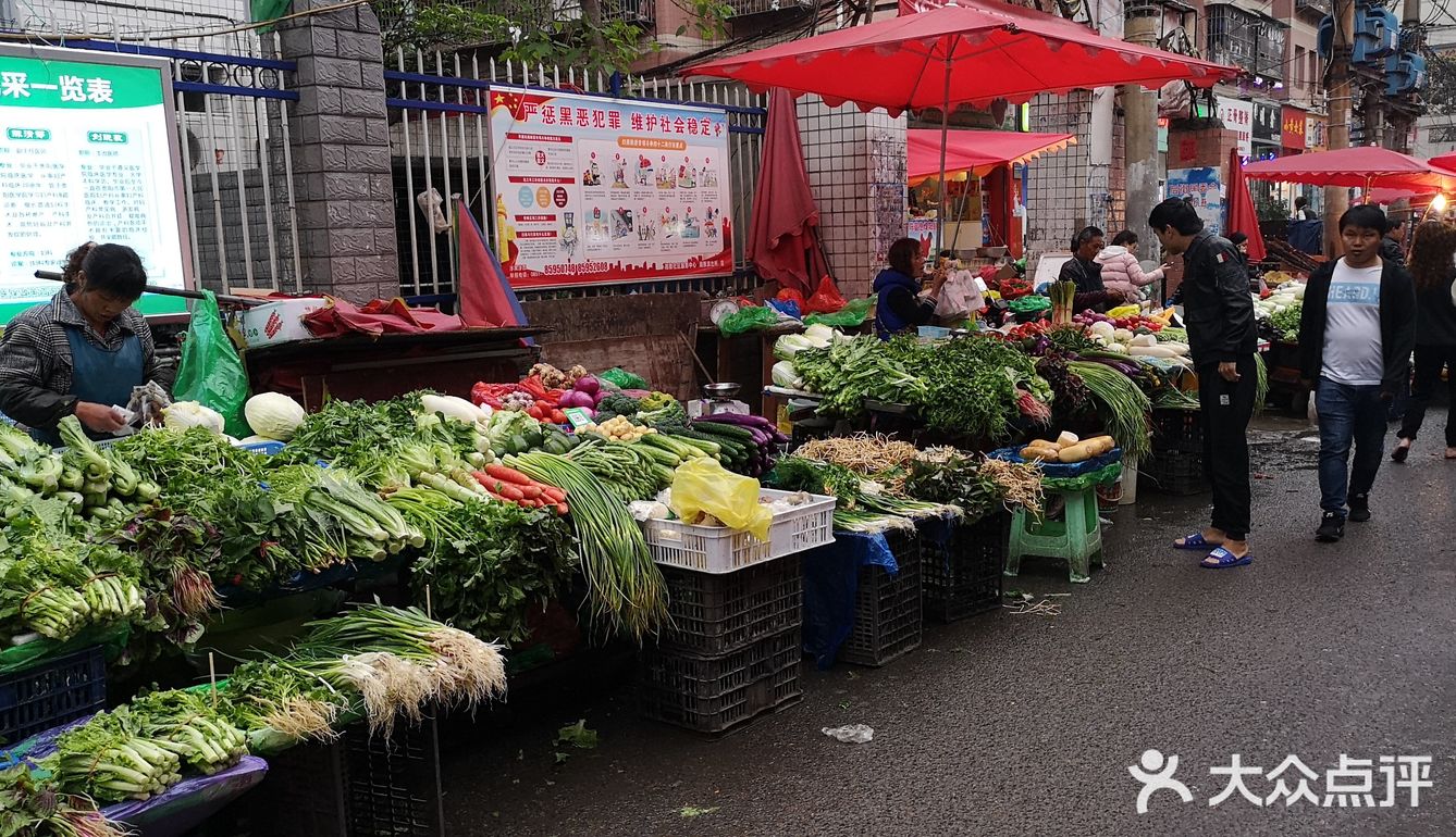 贵阳的街道有的时候会让我想起尖沙咀后面儿的庙街