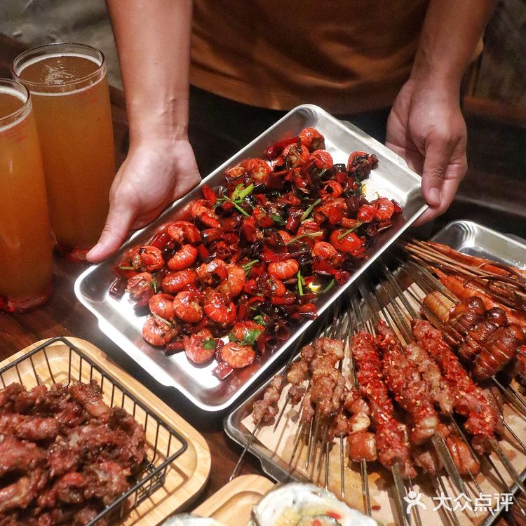 全深圳最破的东北烧烤店|人均50+吃扶墙