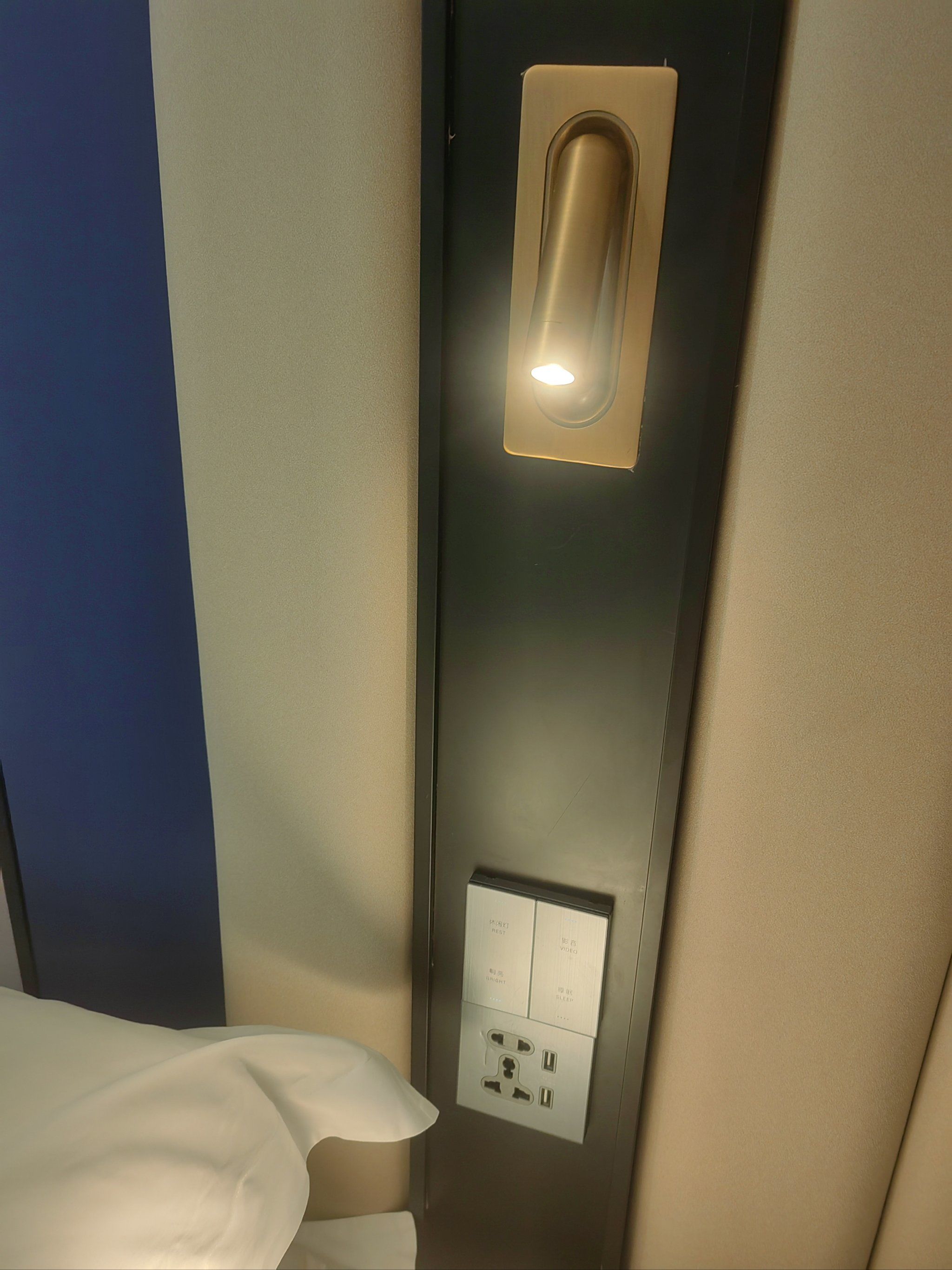 朵兰达酒店的这个床头夜灯我真的爱了