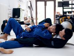 -菠萝格斗巴西柔术训练馆