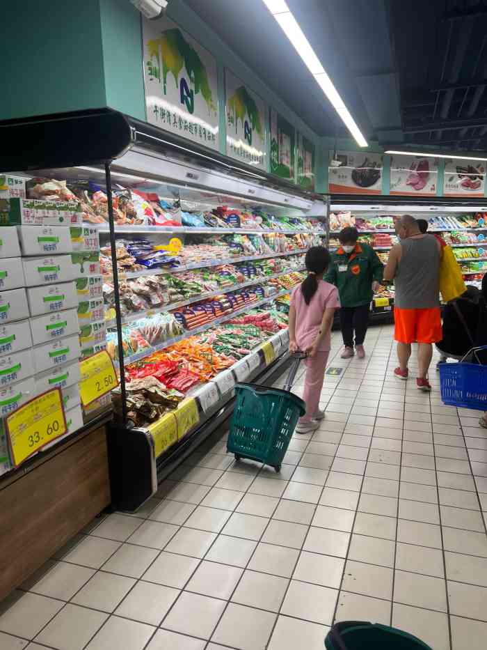 比如大家都在聚宝源排队,其实牛街超市里面有聚宝源摊位啦!