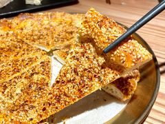 刚出炉的烤馕-谷丽麦馕新疆菜·清真(步步高梅溪新天地店)