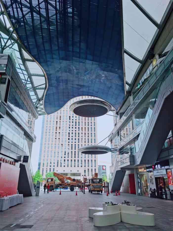 汇艺银河里-"我们都是浩瀚宇宙里一颗小小的尘埃却也有.