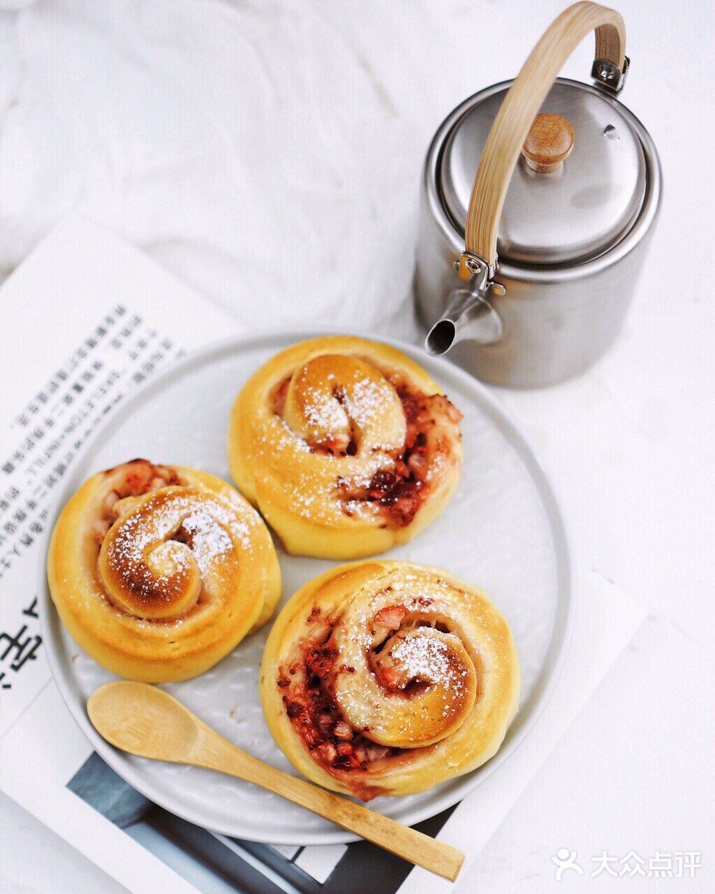 不用揉出手套膜也超好吃的草莓面包卷