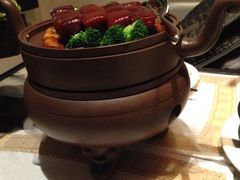 红烧肉。冒青烟看着像炼丹炉打开下边还有饭-九朝会昆曲·宴(望京店)