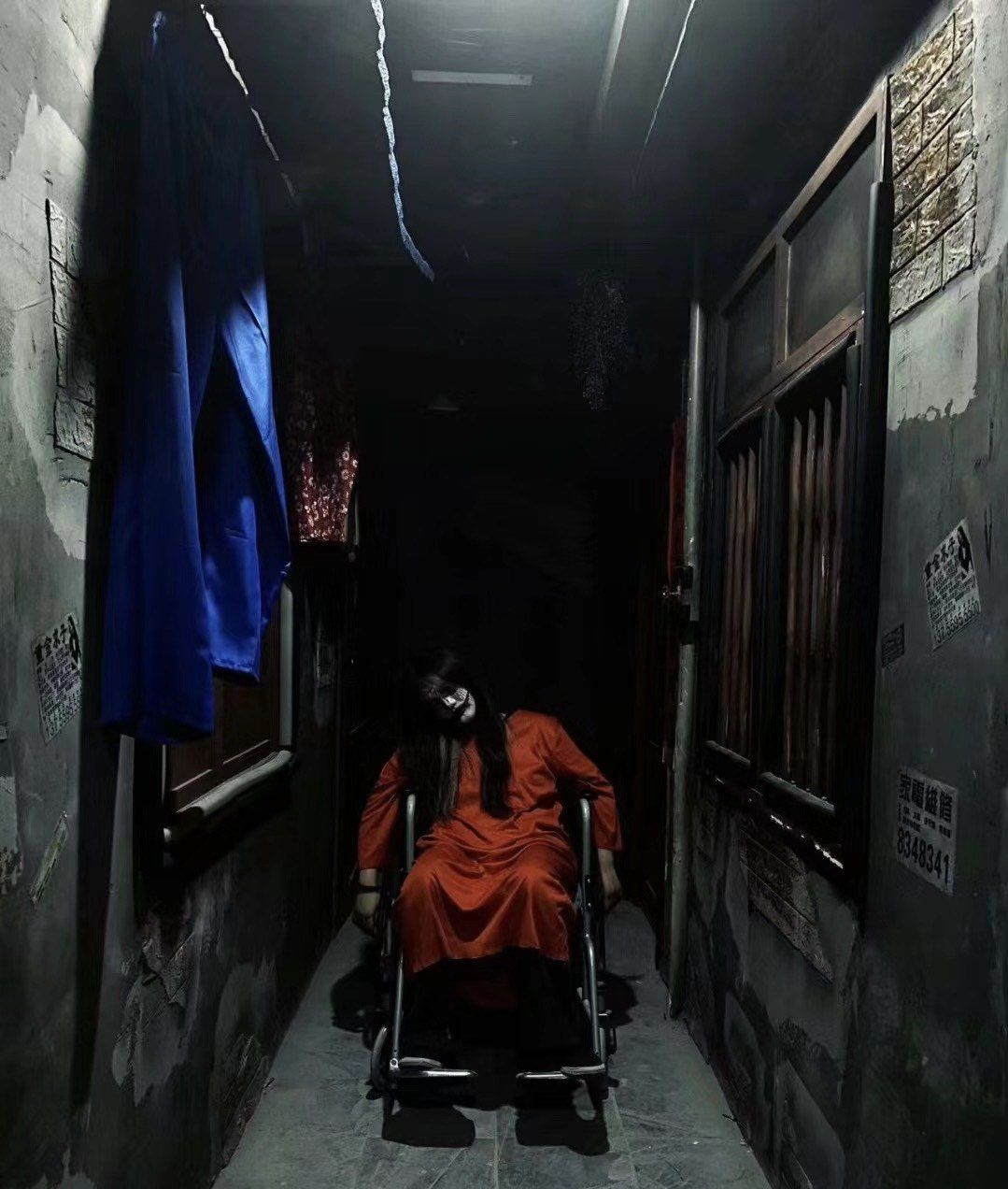 鬼校入口
窸窸窣窣的声音从没有光亮的洞口传来