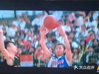 《大灌篮》是由朱延平执导，周杰伦、曾志伟、蔡卓妍、陈