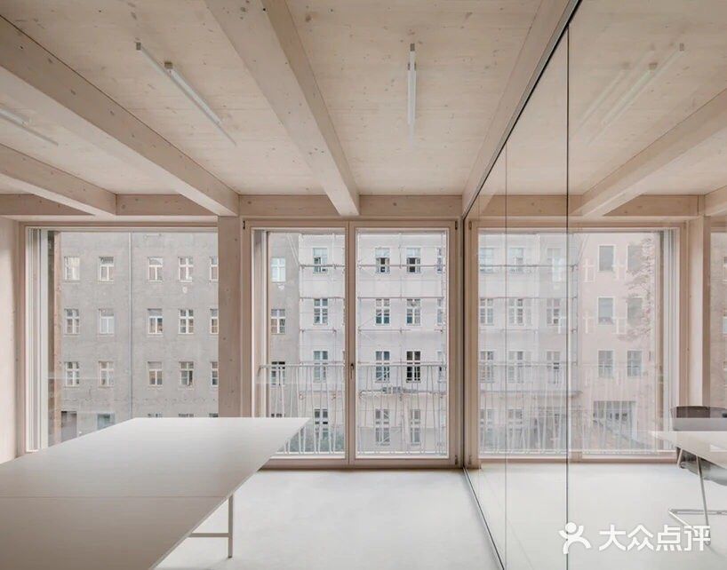 由马车房和车间改造的共享工作空间REMISE