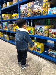 -逝水玩具折扣店
