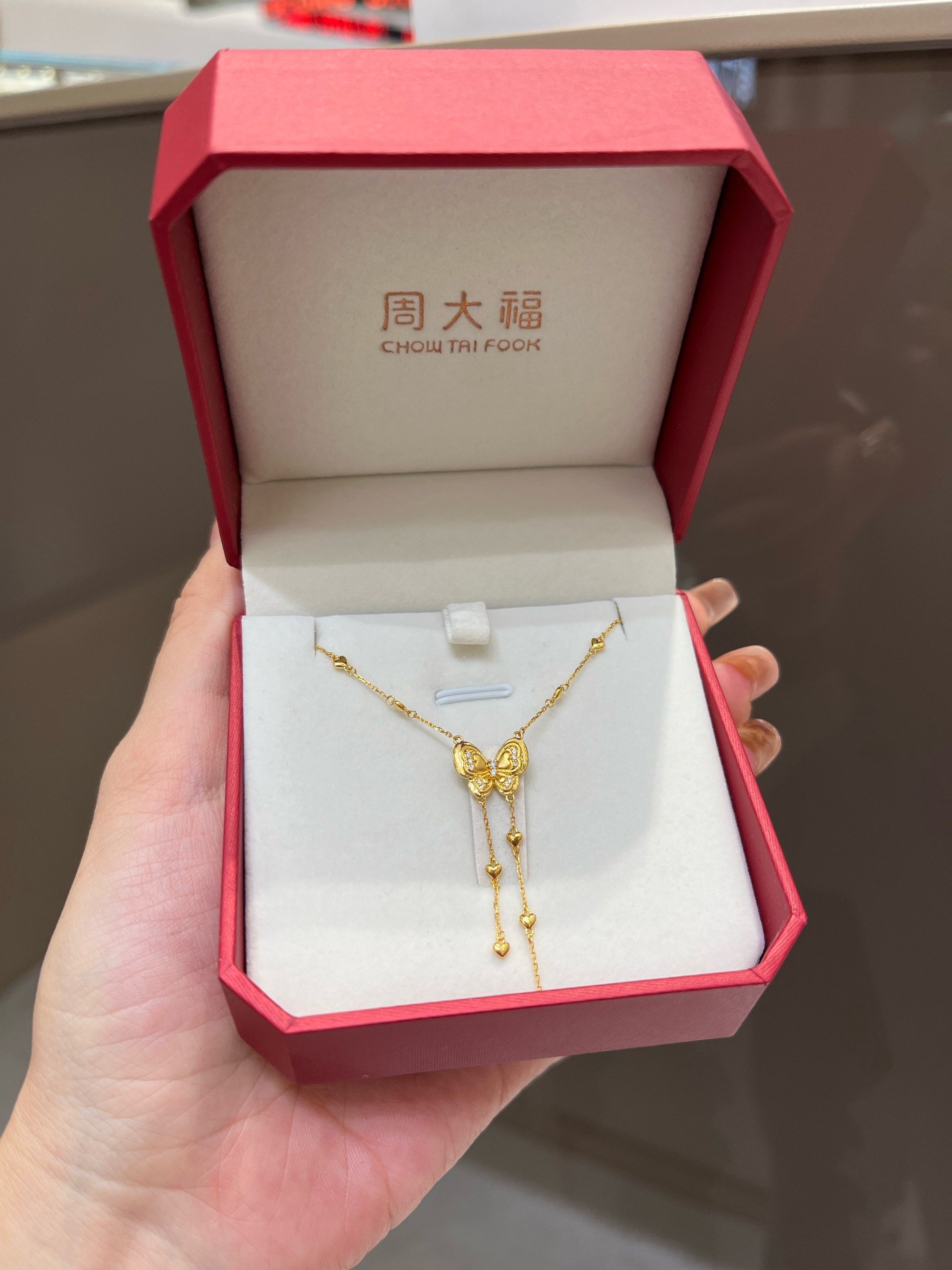 周大福蝴蝶项链