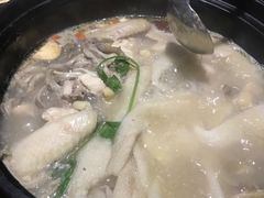 -洪氏嗨捞·广东猪肚鸡·椰子鸡火锅(西咸万象城店)