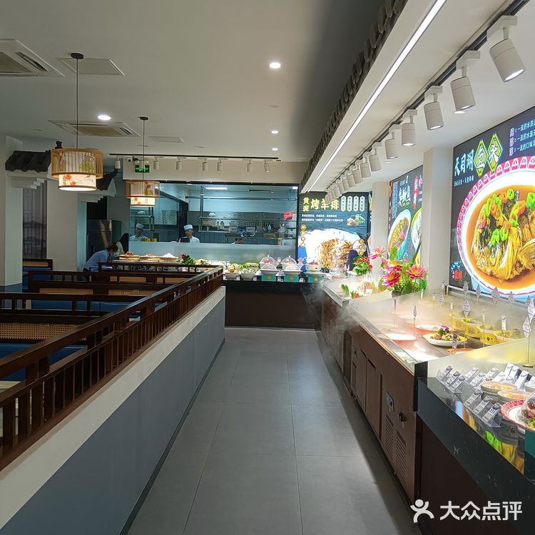 一百块就能吃到原价两百多的菜,四菜一果盘,两也足足的
