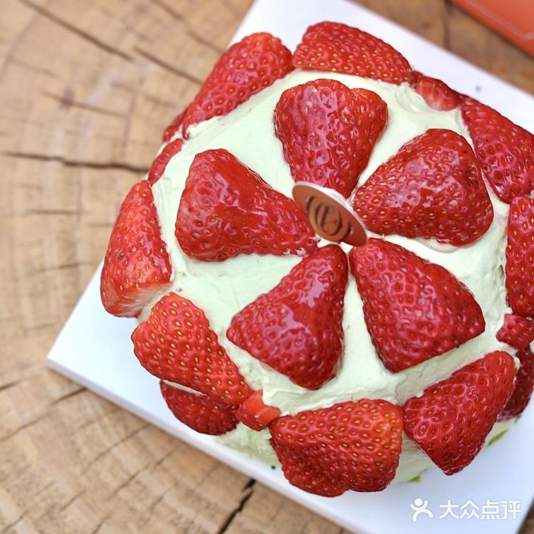 仿佛把一个精致的花园搭建在了蛋糕上面！