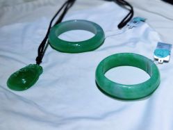 -北京七彩云南翡翠珠宝旗舰店(月坛店)