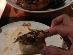 面包蘸着蟹黄&nbsp;汁&nbsp;味道棒极了-Ministry of Crab(科伦坡店)