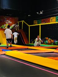 -蹦蹦跳跳(新奥购物中心店)