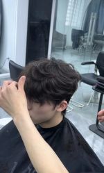 -一家只做男发烫染的店