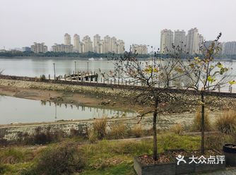 天不冷，还是可以沿江散个步