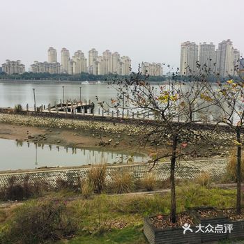 天不冷，还是可以沿江散个步