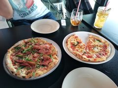 Prosciutto-Gather pizza