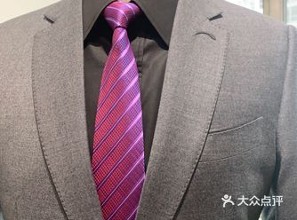 不同颜色的西装，穿出来的效果也是完全不同的。选择什么样的西装