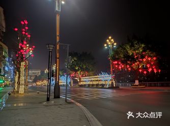 大晚上出来吃宵夜，吃饱喝足