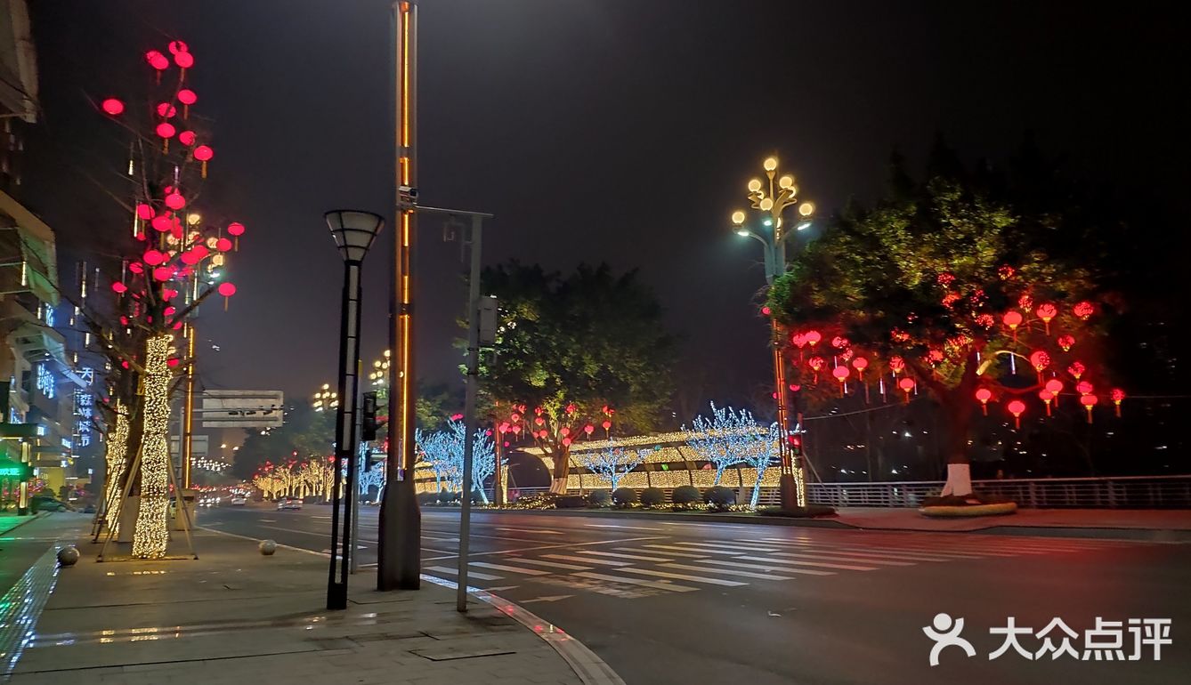 大晚上出来吃宵夜，吃饱喝足