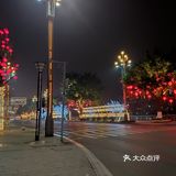 大晚上出来吃宵夜，吃饱喝足