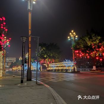 大晚上出来吃宵夜，吃饱喝足