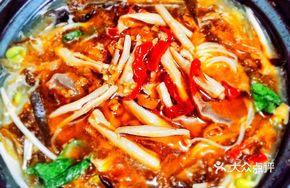 Sour Cabbage Chicken Offal Hot Pot Rice Noodles