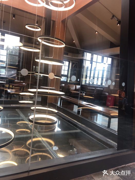 星巴克臻选(成都宽窄巷子店)大堂图片