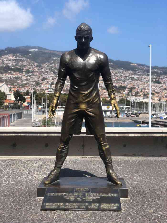 cr7 museum-"陪游门口c罗雕像关键部位被摸的蹭亮蹭亮.