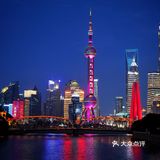 陆家嘴位于浦东的黄浦江畔,与外滩隔江相望