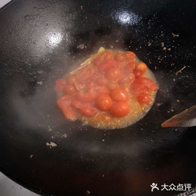 →酸菜鱼（西红柿，酸菜，鱼，盐，油，姜，酸辣椒）
