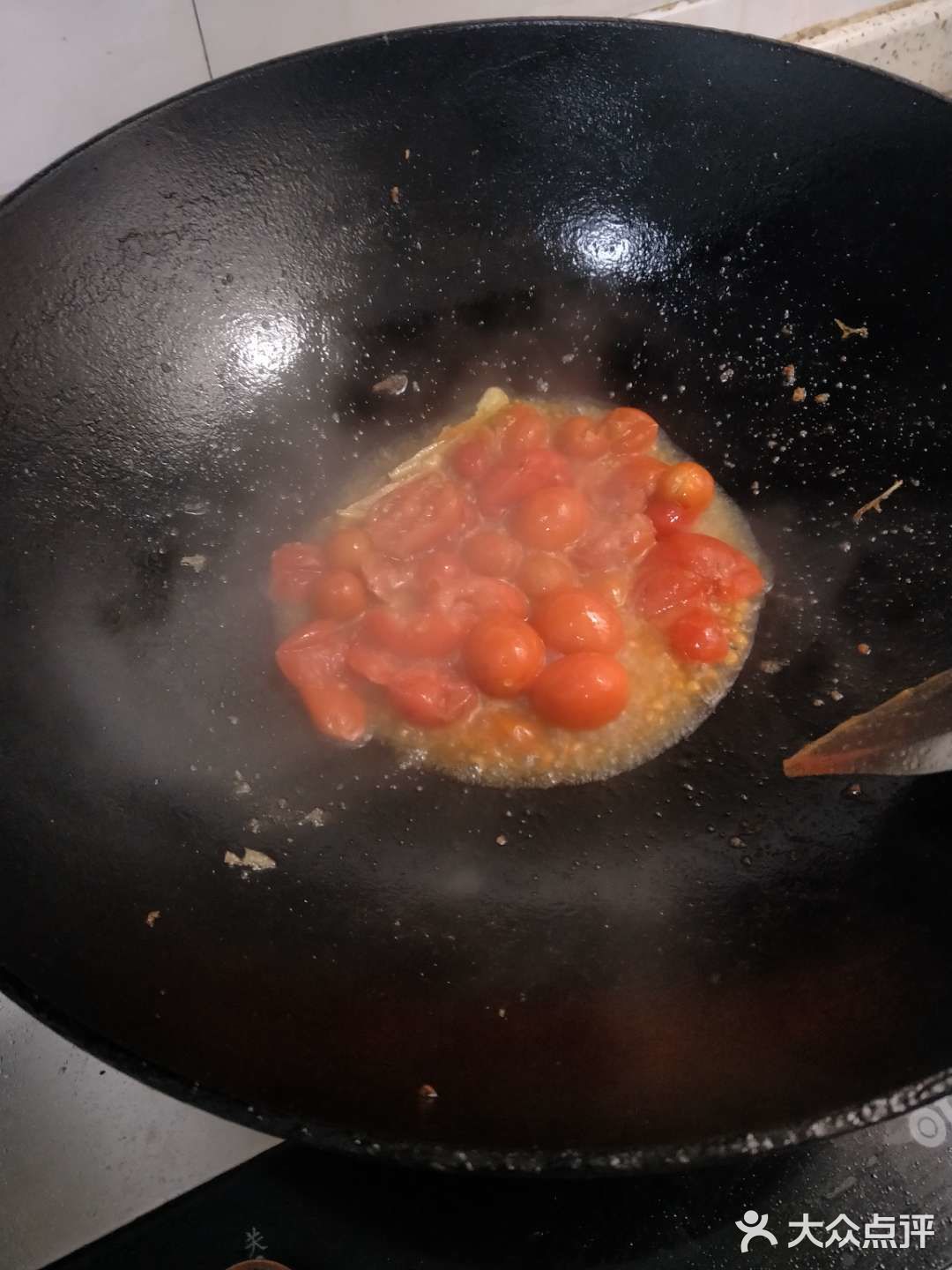 →酸菜鱼（西红柿，酸菜，鱼，盐，油，姜，酸辣椒）