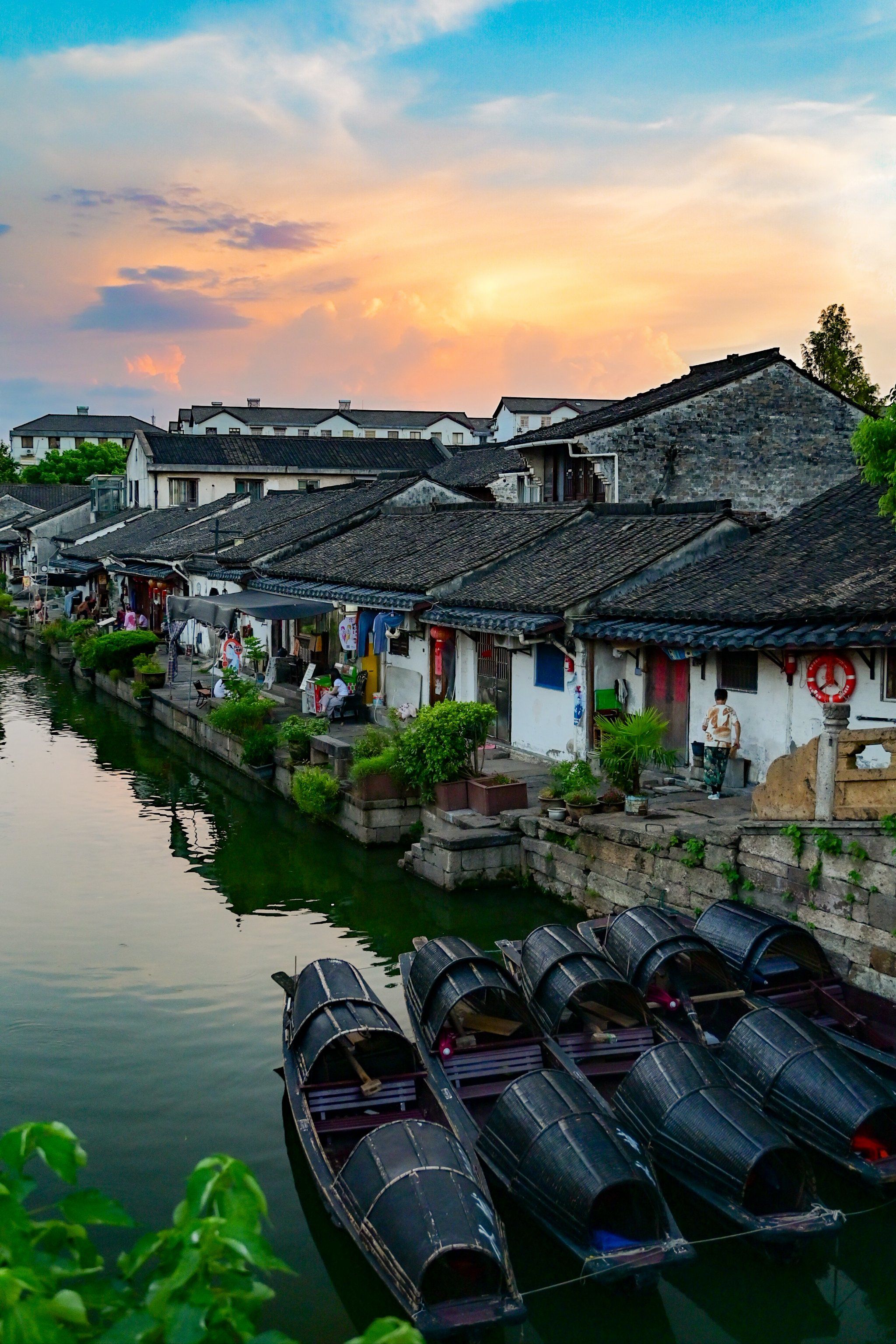 越国公杨素为解决绍兴城内东面一处被河分隔两岸,百姓通行不便的问题