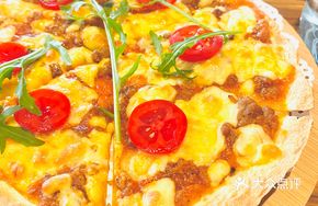 Traditional Italian Meat Sauce Thin Crust Pizza