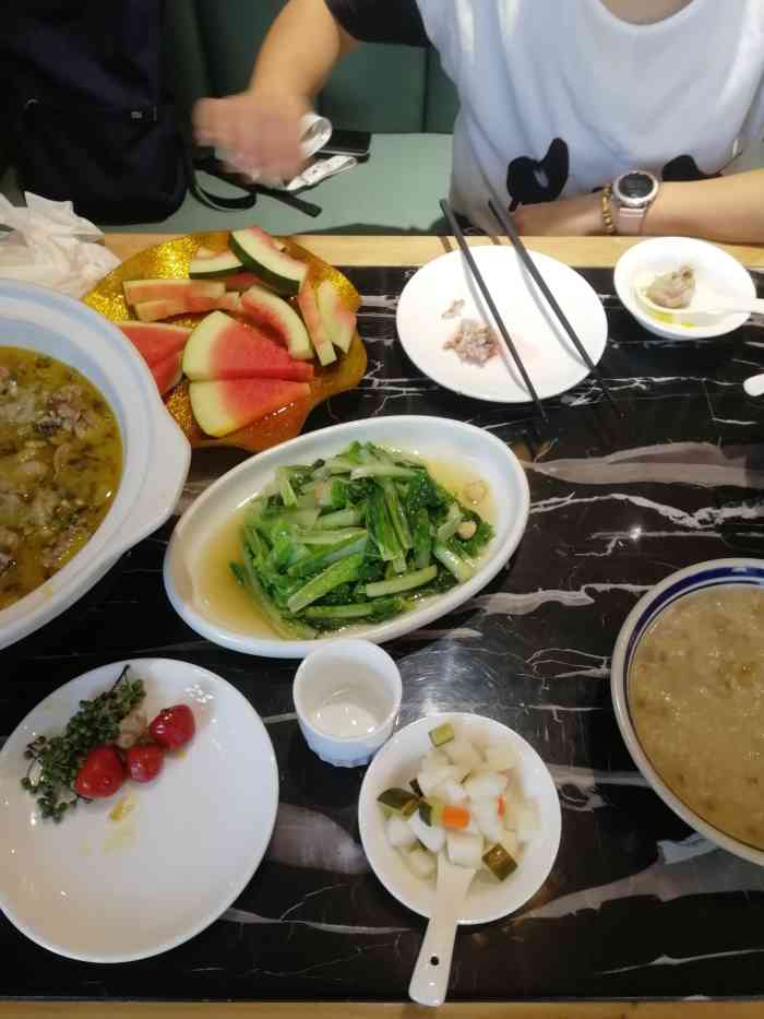 家宴印象酒店-"8415了个优惠卷,很兴奋的带着儿子和老妈.