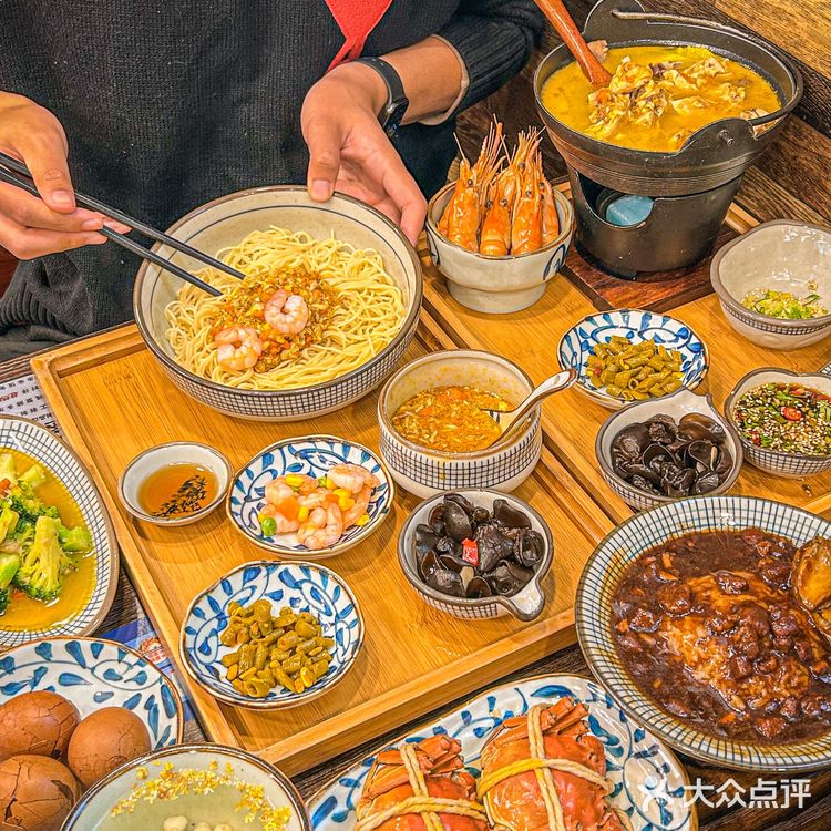 我又来吃蟹三宝啦‼️下雨天的中午竟然还排队