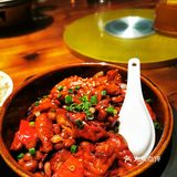地处千灯湖区域，门口有停车位，但不算很多车位