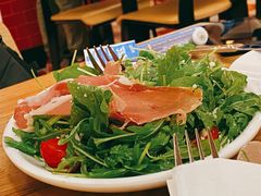 火腿芝麻菜沙拉-城市大道红炉披萨烘焙坊