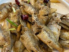 椒盐小鱼-品鲜村农家菜·阳澄湖大闸蟹(总店)