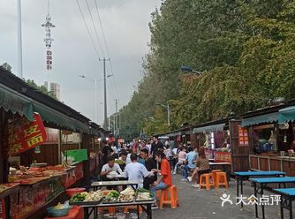 太爱炸串串了，这条街都是，价格巨巨便宜