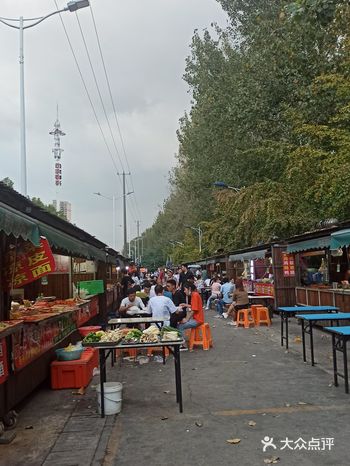 太爱炸串串了，这条街都是，价格巨巨便宜