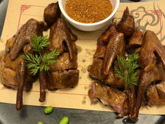 吊烧乳鸽皇-新华中州国际饭店·南湾一景餐厅