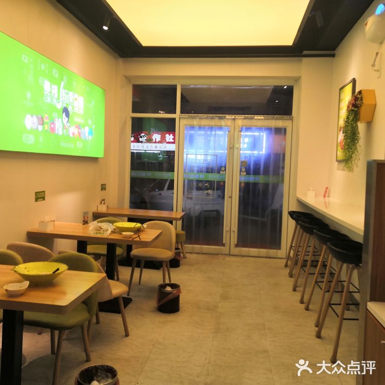 干干净净的麻辣烫店。