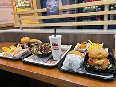 -The Habit Burger Grill 哈比特汉堡(世博店)
